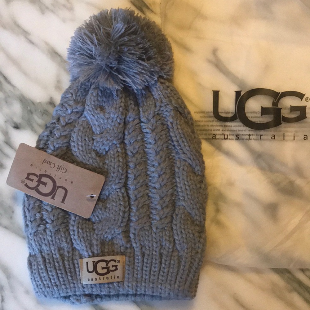 SALE ❤️ Cable Knit Beanie with Pom Pom ❤️